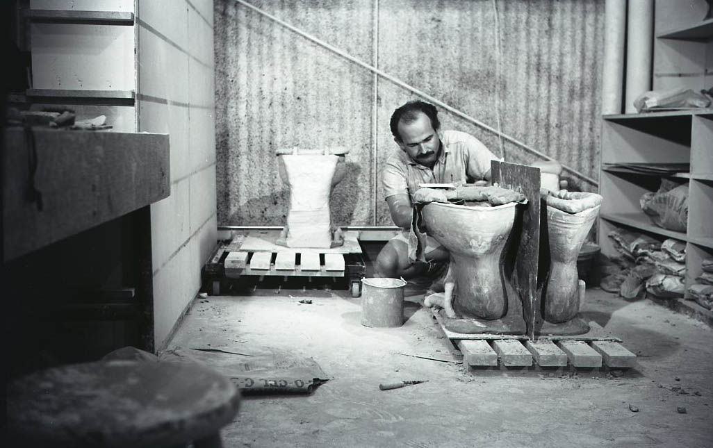 Arneson sculpting His and Hers and Toilet at TB-9, Davis, CA, 1964.